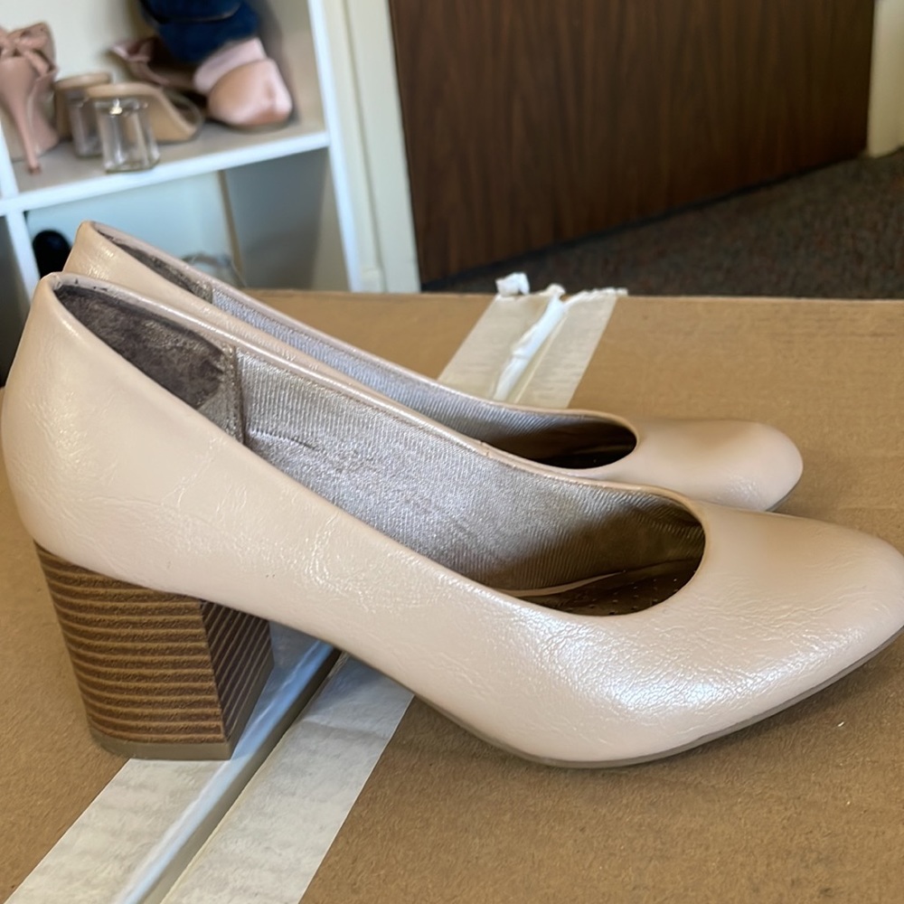 Life Stride Nude Heels